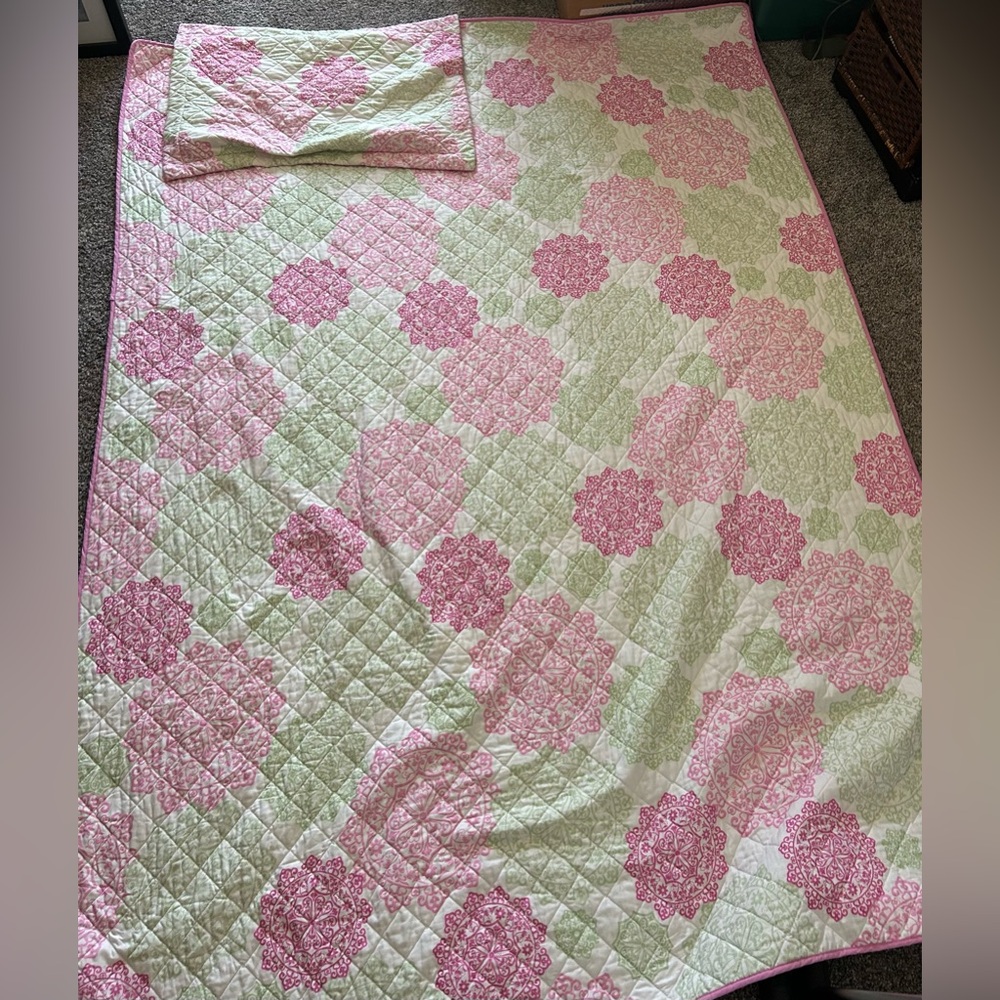 Tommy Hilfiger Hibiscus Hill Girls Twin Quilt Set with pink and green design - Picture 3 of 10